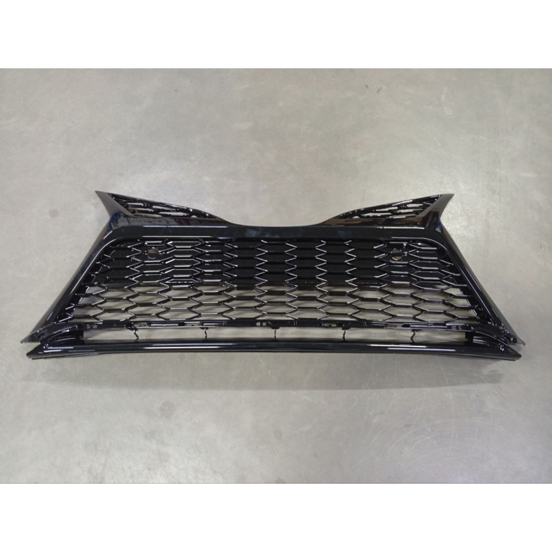 Решітка переднього бампера середня Toyota Camry XV70 SE/XSE 21- (Тайвань) з отв. під п/тронік