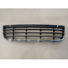 Решітка переднього бампера середня VW Golf 5 універсал 07-09, Jetta 5 05-10 (Тайвань) з хром. молдингом 1K0853677C