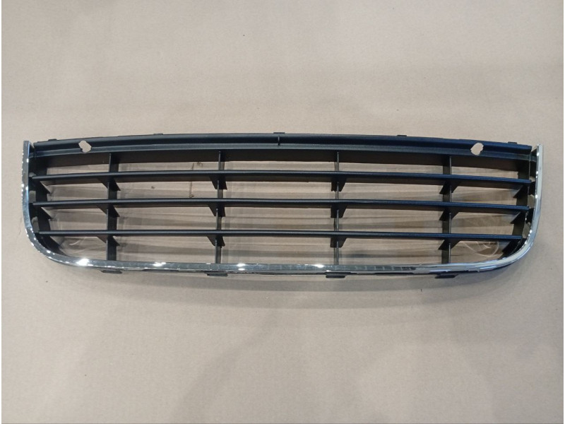 Решітка переднього бампера середня VW Golf 5 універсал 07-09, Jetta 5 05-10 (Тайвань) з хром. молдингом 1K0853677C