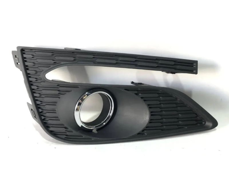 Решітка переднього права Chevrolet Cruze 16- з отвором (Китай) 84095933