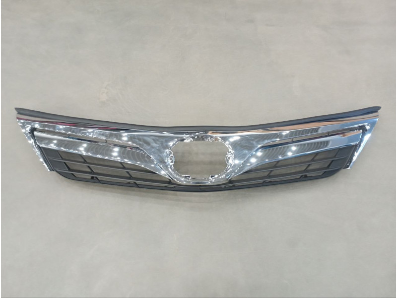 Решітка передня Toyota Camry XV50 USA 11-14 (LKQ) хром.накладка LE/XLE