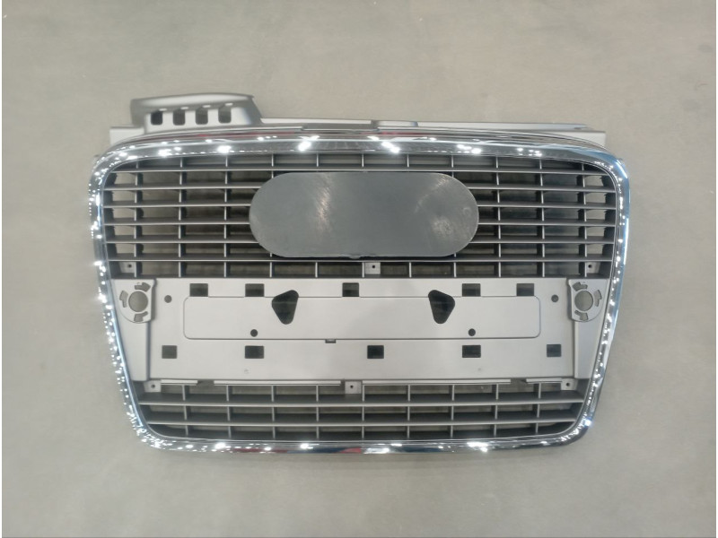 Решітка радіатора Audi A4 B7 05-08 з хромованим молдингом (Signeda) 8E0853651J