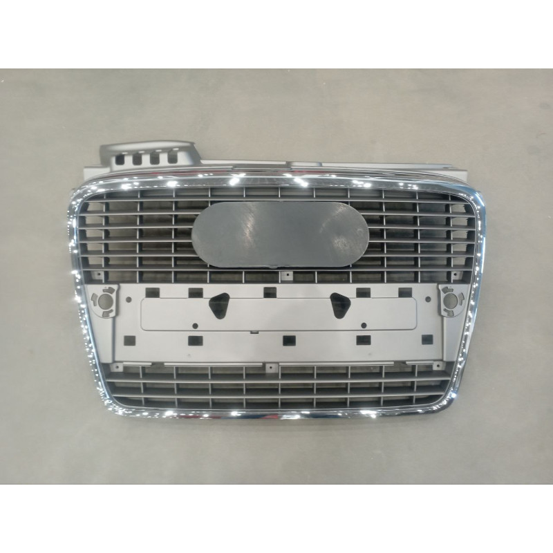 Решітка радіатора Audi A4 B7 05-08 з хромованим молдингом (Signeda) 8E0853651J