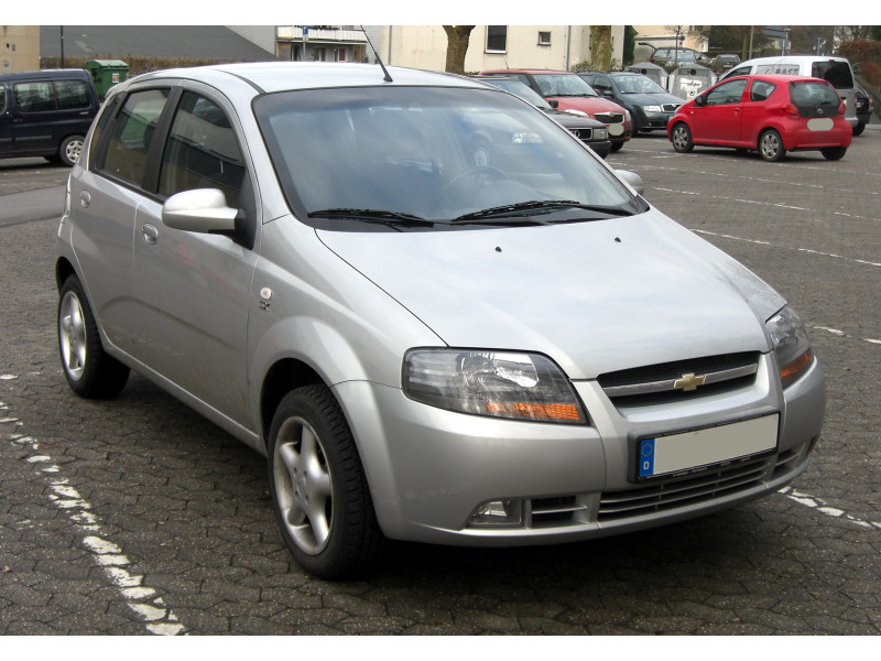 Решітка радіатора Chevrolet Aveo T200 05-06 седан/хетчбек, хром смужка (FPS) 96490594