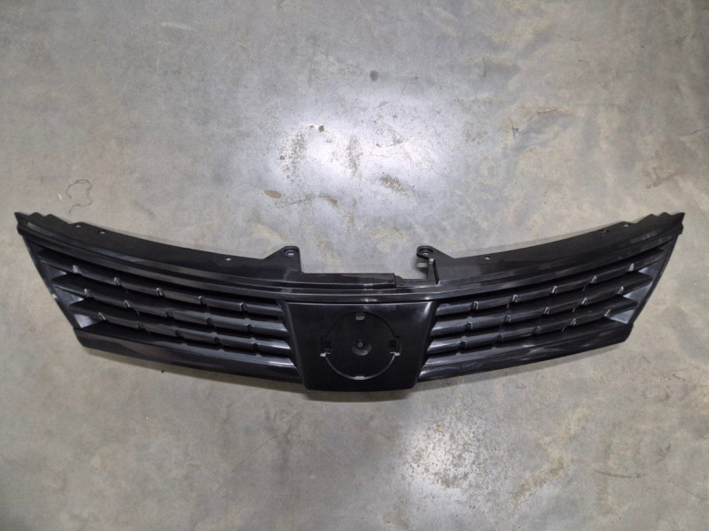 Решітка радіатора чорна Nissan Tiida EUR 2005-2012 (Тайвань) 62310EM30A