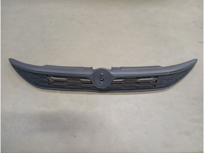 Решітка радіатора Fiat Doblo 15- (Тайвань) без хром. молдинга 735615595