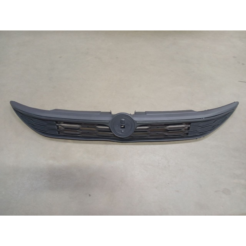 Решітка радіатора Fiat Doblo 15- (Тайвань) без хром. молдинга 735615595