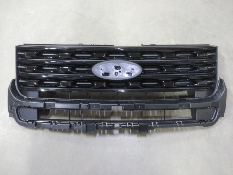 Решітка радіатора Ford Explorer 16-18 (Тайвань) FB5Z8200BA
