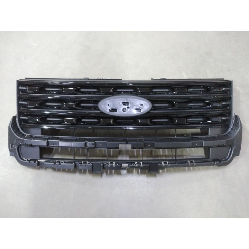 Решітка радіатора Ford Explorer 16-18 (Тайвань) FB5Z8200BA