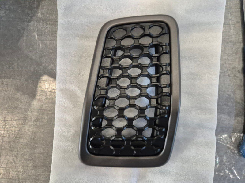 Решітка радіатора в капоті Jeep Cherokee 2019-2023 чорна/сіра 7 шт FPS 6AZ88DX8AB