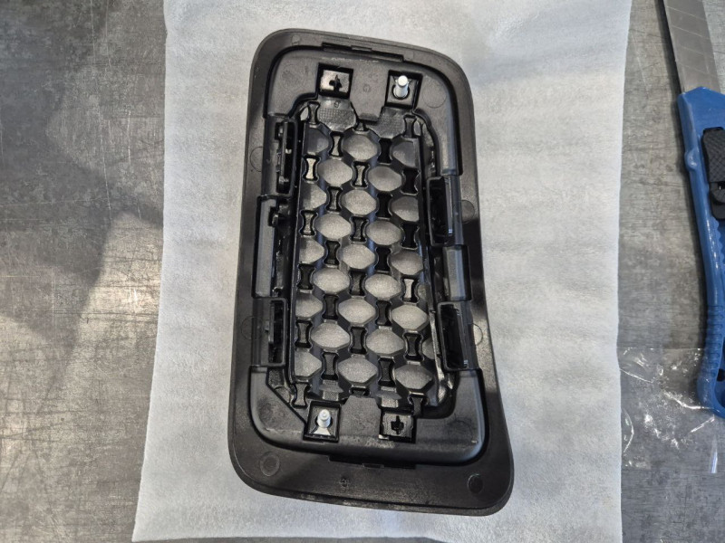 Решітка радіатора в капоті Jeep Cherokee 2019-2023 чорна/сіра 7 шт FPS 6AZ88DX8AB