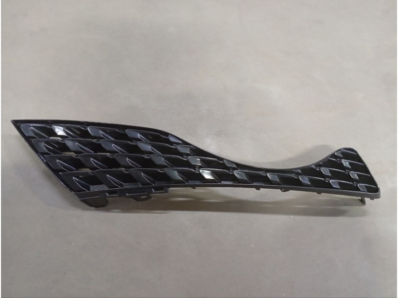 Решітка радіатора ліва Nissan Juke 15-19 (Тайвань) 62075BV80A