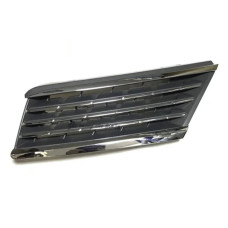 Решітка радіатора ліва (смуги) Nissan Tiida 2005-2012 арабка (Китай) 62330ED400