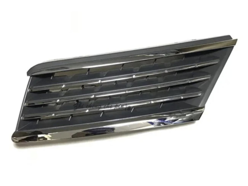 Решітка радіатора ліва (смуги) Nissan Tiida 2005-2012 арабка (Китай) 62330ED400