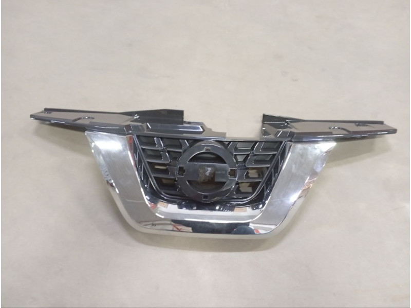 Решітка радіатора Nissan Juke 15-19 середня (TW) 62072BV80A 