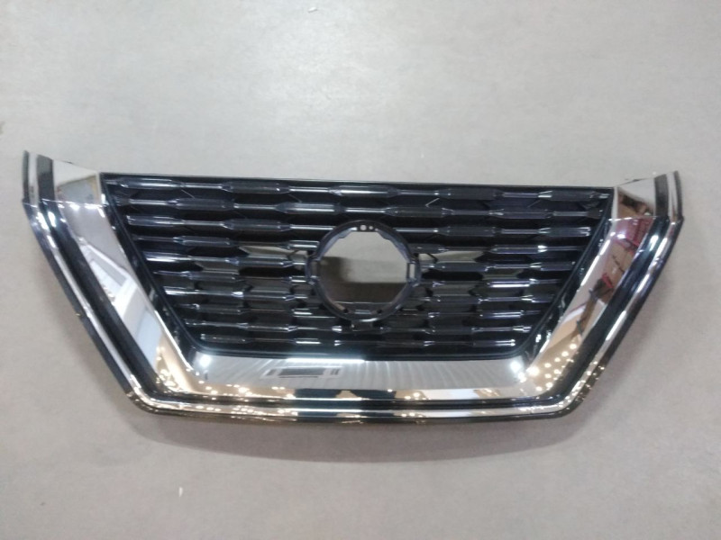 Решітка радіатора Nissan X-Trail T33, Rogue 20- USA (Тайвань) з отв. під камеру 623106RR0B