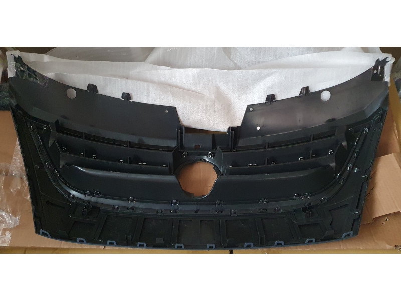 Решітка радіатора VW Passat CC 08-12 (Signeda) з отв. п/т. 3C8853651