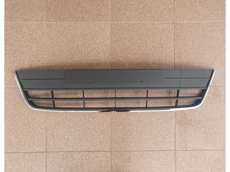 Решітка бампера VW Tiguan Sport 11-17 середня (FPS) з молдингом хром