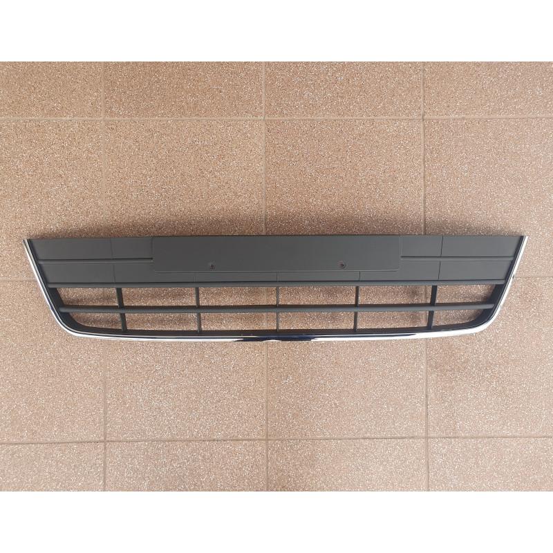 Решітка бампера VW Tiguan Sport 11-17 середня (FPS) з молдингом хром