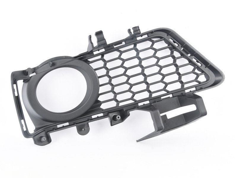 Решітка переднього бампера права BMW 3 F30 M-Sport 12-15 (Тайвань) з отвором 51118062632