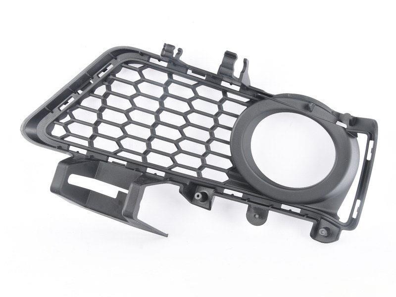 Решітка переднього бампера ліва BMW 3 F30 M-Sport 12-15 (Тайвань) з отвором 51118062631