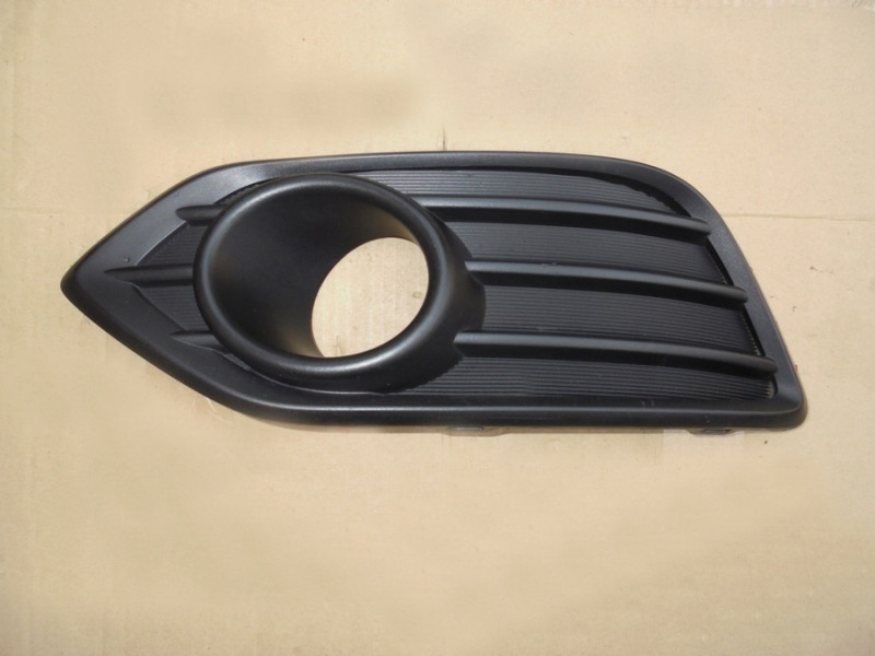 Решітка переднього бампера ліва Honda HR-V 18- (Тайвань) з отвором 71106T7AJ10