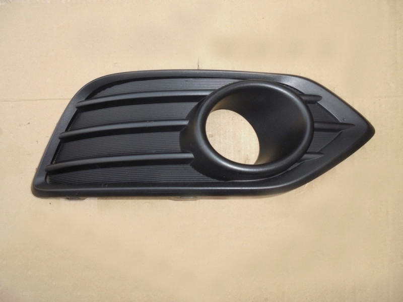 Решітка переднього бампера права Honda HR-V 18- (Тайвань) з отвором 71105T7AJ10