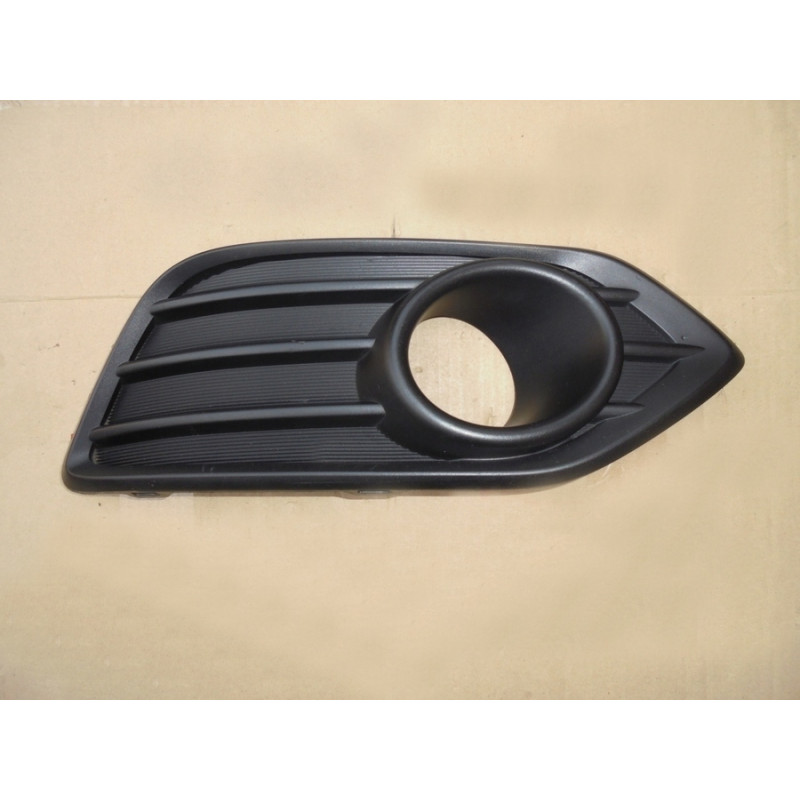 Решітка переднього бампера права Honda HR-V 18- (Тайвань) з отвором 71105T7AJ10