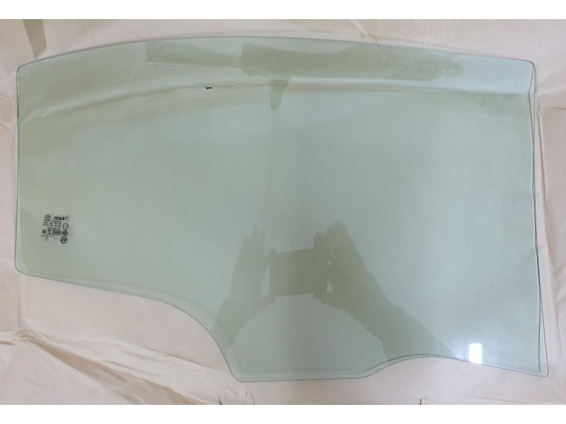 Скло дверне заднє ліве Honda Civic 4D 06-11 седан (XYG)