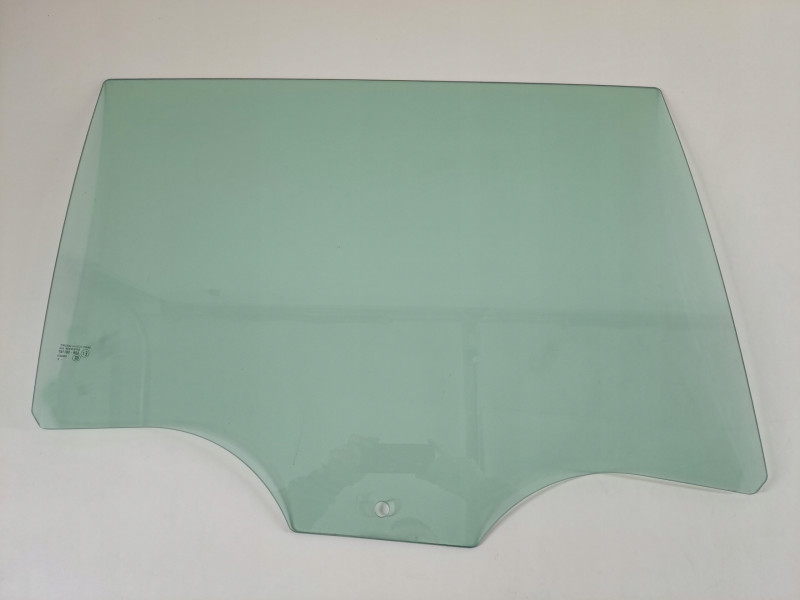 Скло дверне заднє праве Skoda Superb універсал 2015-2024 Sekurit