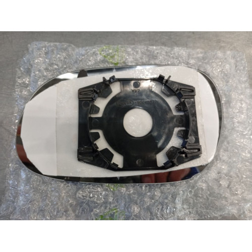 Вкладиш дзеркала правий Mitsubishi Carisma 1995-2004 Китай