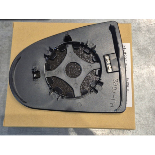 Вкладиш дзеркала правий Mitsubishi Colt 2003-2009 FPS 7632A034